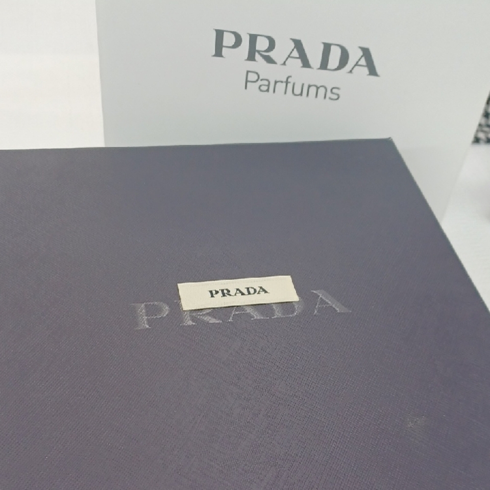 Prada Parfums Foldable Container - Picture 1 of 3
